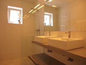 Combined shower/bathtub, hair dryer, towels, soap - Villa Renate 5min walk sand beach Large Pool WiFi Aircon 5 Bedrms 2 Kitchens (Moraira)