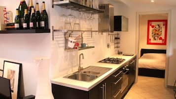 Fridge, oven, stovetop, coffee/tea maker