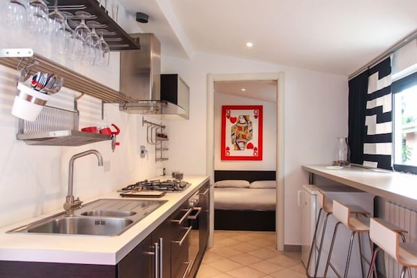 Réfrigérateur, four, plaque de cuisson, cafetière/bouilloire