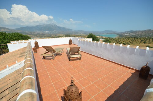 La Peruela. A Spacious 4 Bed Rural Villa with private pool and stunning views 