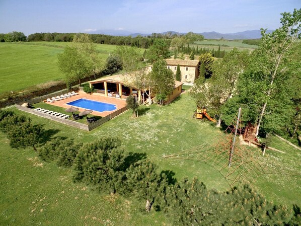 A villa with a swimming pool, outdoor seating, and a view of the surrounding countryside. - 10 Bedrooms Villa|Tennis & Basketball court|Soccer Field|Near Beaches &Barcelona (sils)