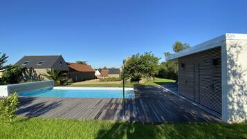 Een buitenzwembad en een verwarmd zwembad