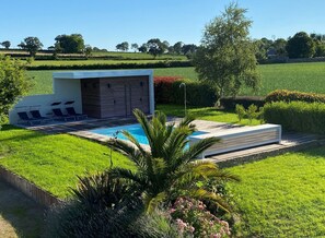 Een buitenzwembad en een verwarmd zwembad