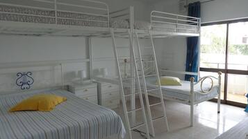 2 bedrooms, iron/ironing board, travel cot, free WiFi