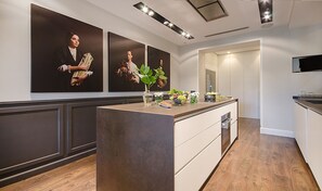 Een koelkast, een microgolfoven, een oven, een kookplaat