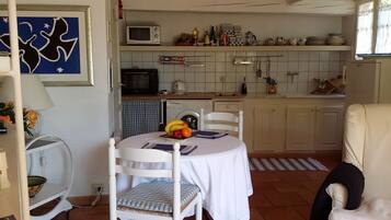 KĂŒhlschrank, Mikrowelle, Ofen, Herdplatte