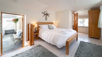 3 bedrooms, iron/ironing board, travel cot, Internet