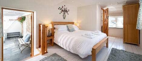 3 makuuhuonetta, silitysrauta/-lauta, vauvan matkasänky, internet