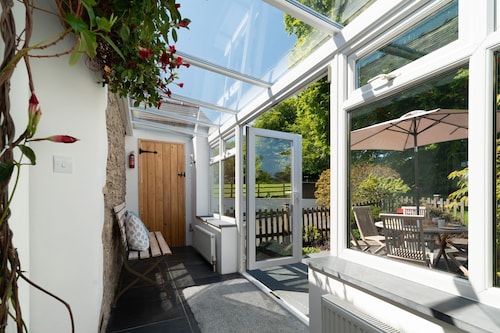 3-Bedroom Countryside Cottage Close to North Devon's Beaches and Exmoor, with onsite games room