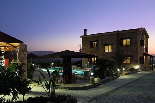 'The Retreat' - Secluded Stone Built Villa - Sleeps 8