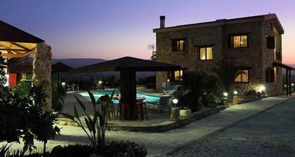 'The Retreat' - Secluded Stone Built Villa - Sleeps 8