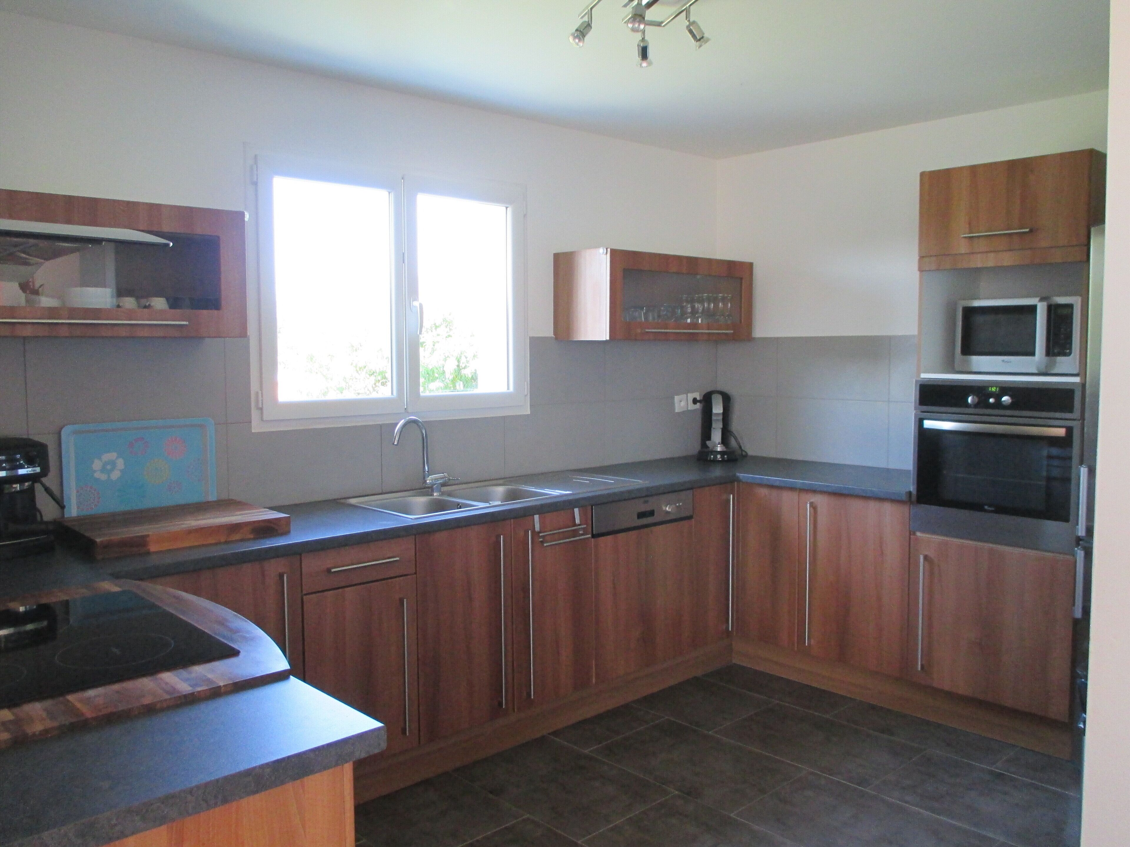 冷蔵庫、電子レンジ、オーブン、コンロ