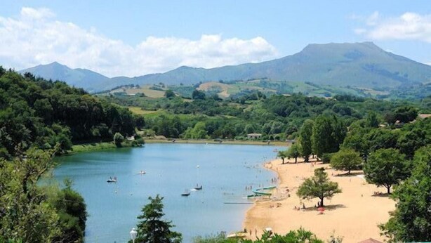 A river with boats, a sandy beach, and a mountainous backdrop. - House / Villa - Saint Pée sur Nivelle (Saint-Pée-Sur-Nivelle)
