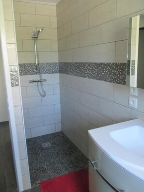 Baignoire, sèche-cheveux, serviettes fournies