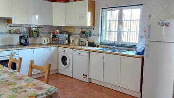 雪櫃、微波爐、焗爐、爐具