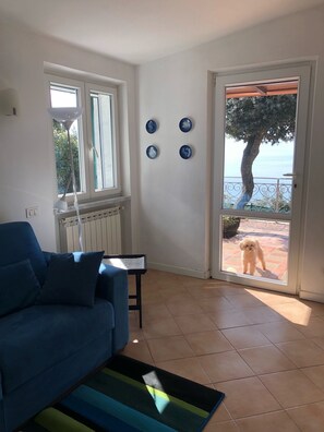 Interior - confortable cottage with stunning seaview and total privacy in the nature (Montemarcello-Ameglia (SP))