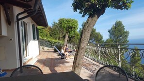 Outdoor dining - confortable cottage with stunning seaview and total privacy in the nature (Montemarcello-Ameglia (SP))