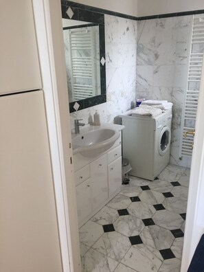 Shower, hair dryer, bidet, towels - confortable cottage with stunning seaview and total privacy in the nature (Montemarcello-Ameglia (SP))