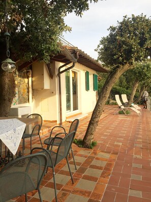 Outdoor dining - confortable cottage with stunning seaview and total privacy in the nature (Montemarcello-Ameglia (SP))