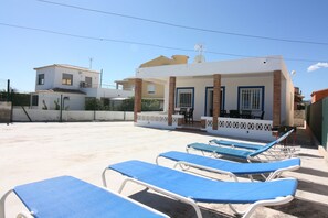 Terrace/patio - Detached house on the beach of Oliva in Urb. Kiko, on a private plot (Oliva)