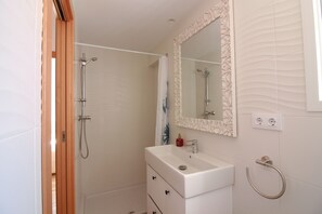 Een bad/douchecombinatie, gratis toiletartikelen, een haardroger