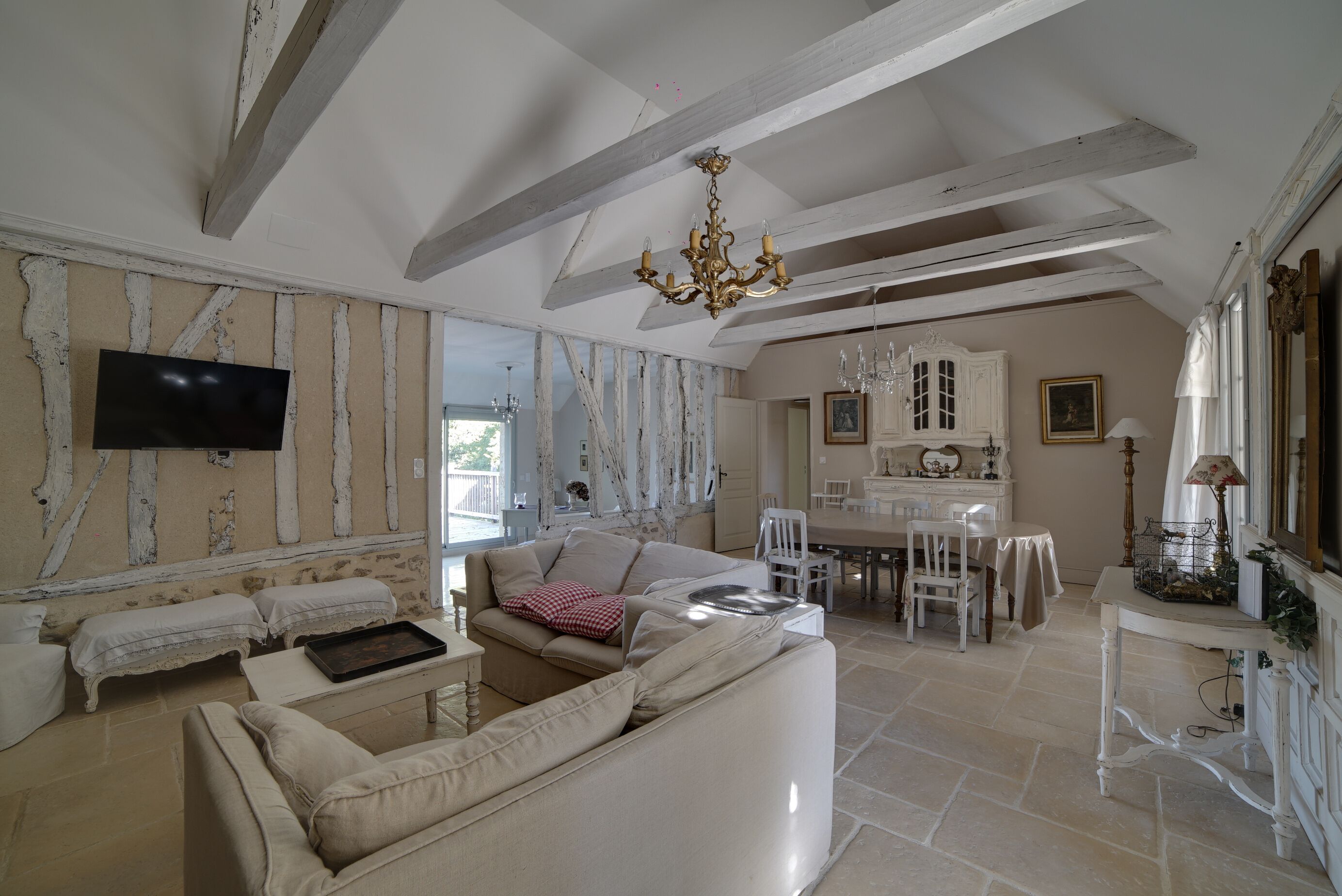 Televisie, een open haard en een stereo