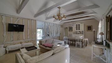 Televisie, een open haard en een stereo