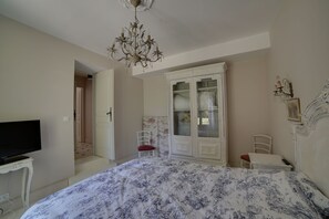 3 bedrooms, iron/ironing board, WiFi, bed sheets - CHARMING PERIGOURDINE ALONG THE DORDOGNE (Cours-De-Pile)
