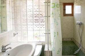 Duschwanne, Haartrockner, Bidet, Handtücher