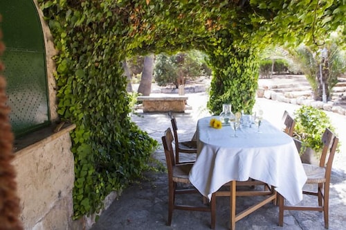 Dream vacation for large families with private road to the beach.