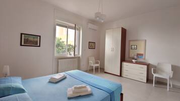 2 camere, una scrivania