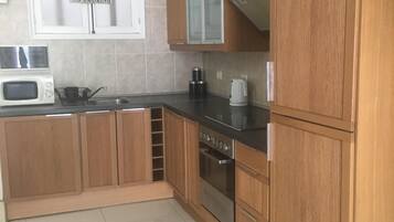 Køleskab, mikrobølgeovn, ovn, kogeplade