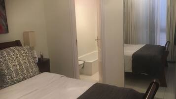 2 slaapkamers, een kluis op de kamer, een strijkplank/strijkijzer, wifi