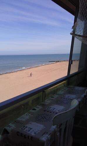 På stranden