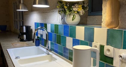 Provencen maalaistalo, jossa on suljettu puutarha pienen joen lähellä