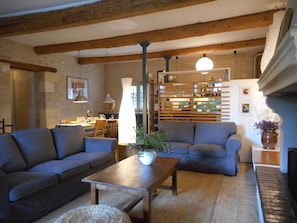 Een televisie, een open haard, boeken en een stereo