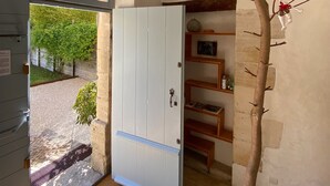 A room with a white wardrobe, a wooden staircase, and a view of greenery outside. - houses / villas - 4 rooms - 6 persons (L'isle-Sur-La-Sorgue)