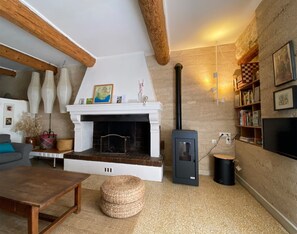 Een televisie, een open haard, boeken en een stereo