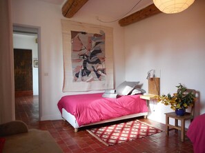 3 chambres, fer et planche à repasser, lit parapluie, Wi-Fi gratuit