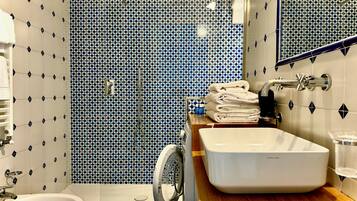 Combined shower/tub, free toiletries, hair dryer, bidet