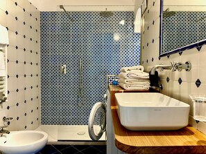 Combined shower/tub, free toiletries, hair dryer, bidet - L'Ancora - Bright Sea front, Self Catering Apartment (Minori)