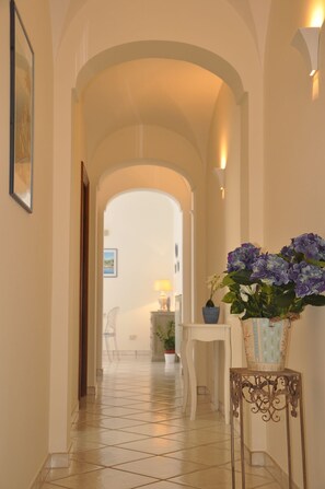 Interior - L'Ancora - Bright Sea front, Self Catering Apartment (Minori)