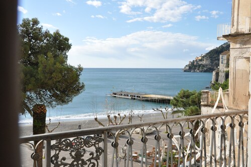 Helle Wohnung mit Blick aufs Meer