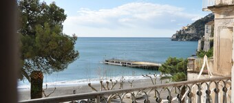 L'Ancora - Bright Sea front, Self Catering Apartment