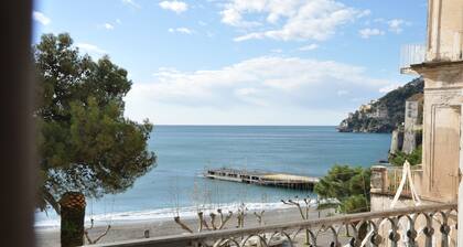 Helle Wohnung mit Blick aufs Meer