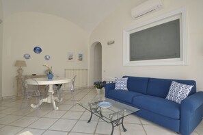 TV - L'Ancora - Bright Sea front, Self Catering Apartment (Minori)