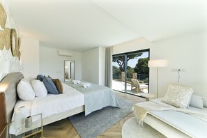 6 chambres, coffres-forts dans les chambres, fer et planche à repasser