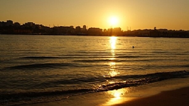 A sunset over a body of water with a distant shoreline. - Impressive Villa in Ferragudo, with Private Pool, Air Con, Garden & Fibre WiFi. (lagoa)