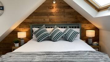4 bedrooms, iron/ironing board, WiFi (free), bed sheets
