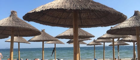 Una spiaggia nelle vicinanze